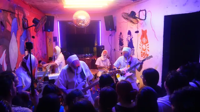 Banda tocando en vivo en el escenario de Casa Revo