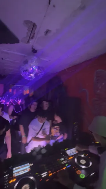 DJ tocando para el público de Casa Revo